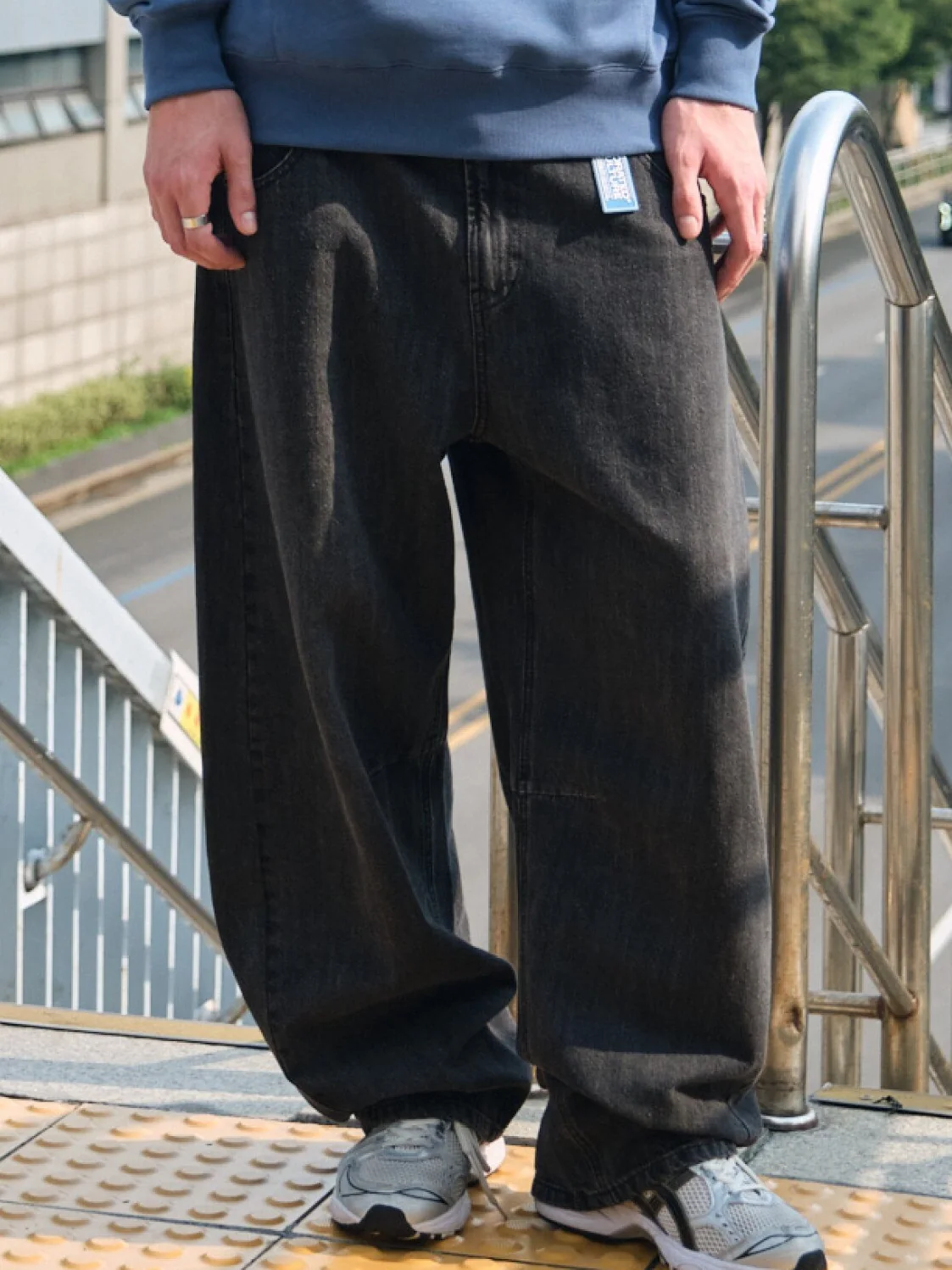 Curved Denim Pants